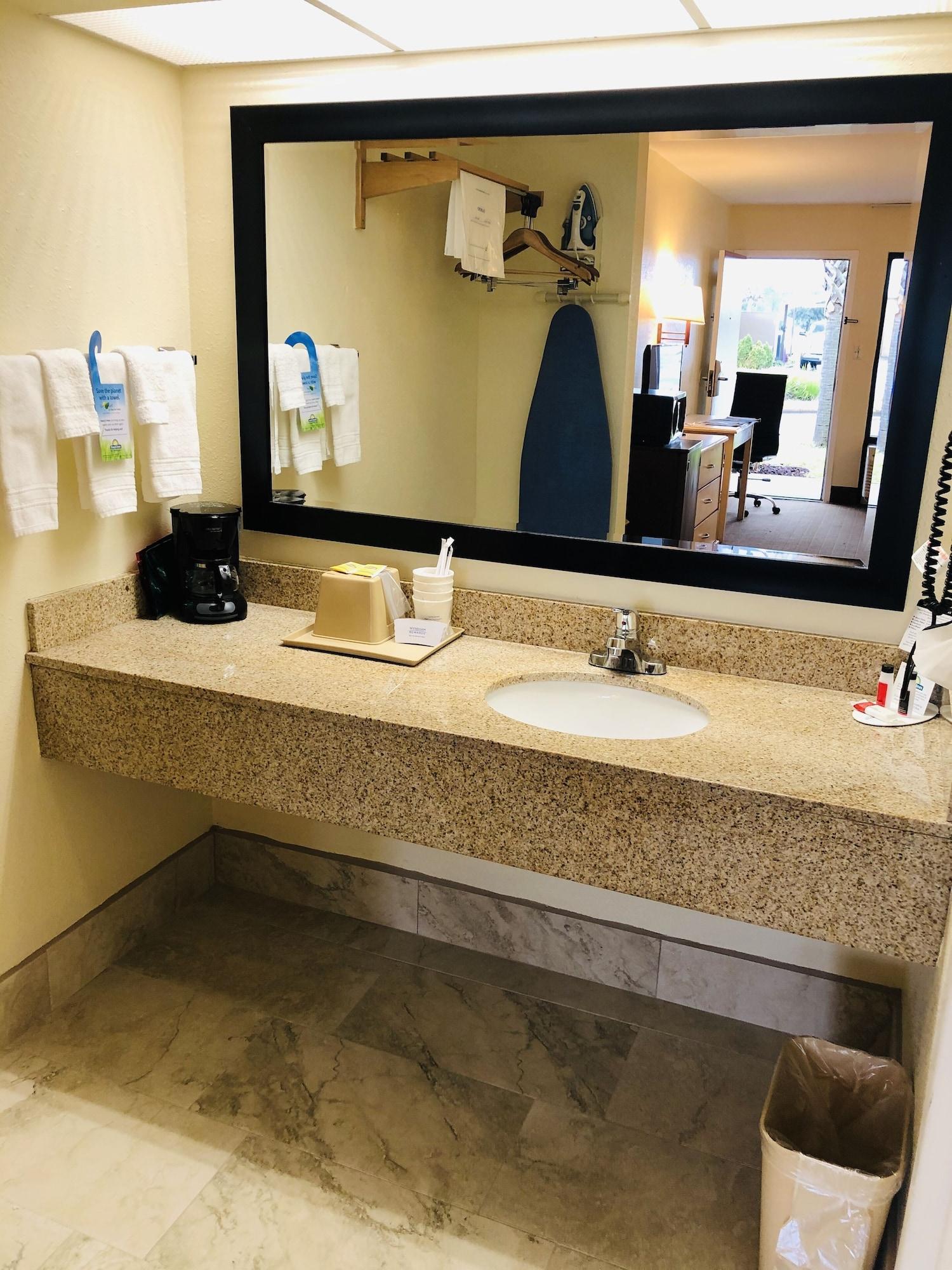Days Inn & Suites By Wyndham Navarre - Near Beaches Hurlburt Luaran gambar
