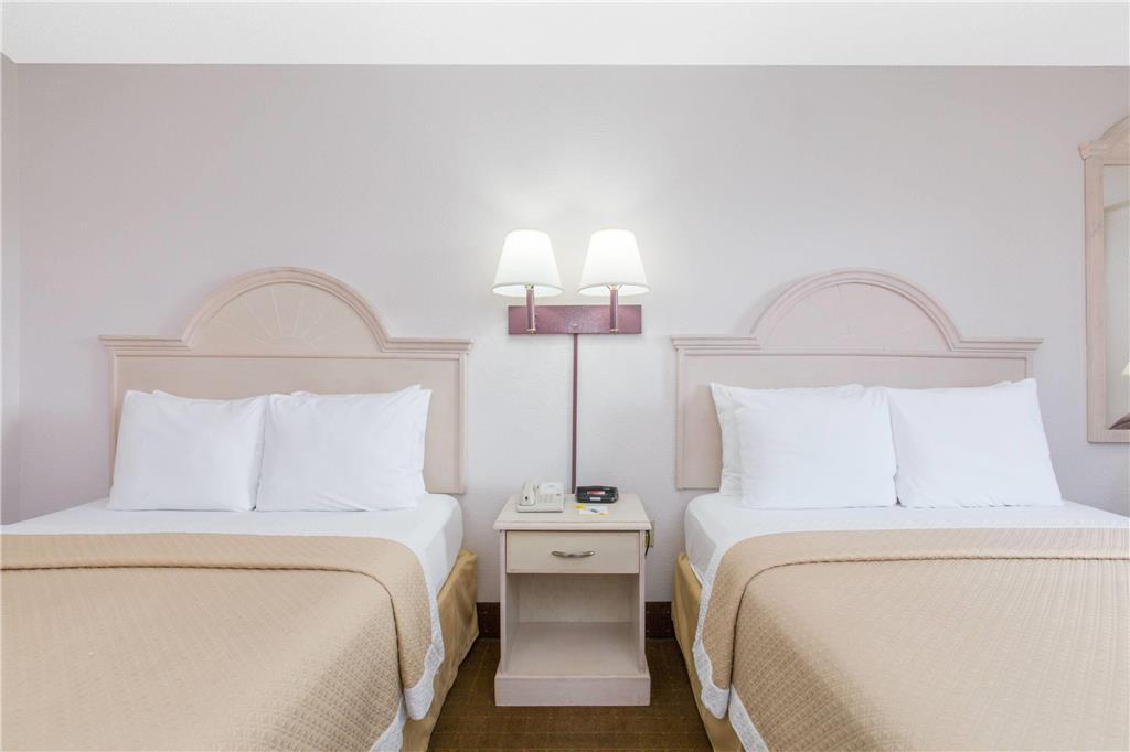 Days Inn & Suites By Wyndham Navarre - Near Beaches Hurlburt Bilik gambar