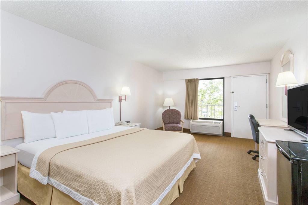 Days Inn & Suites By Wyndham Navarre - Near Beaches Hurlburt Bilik gambar