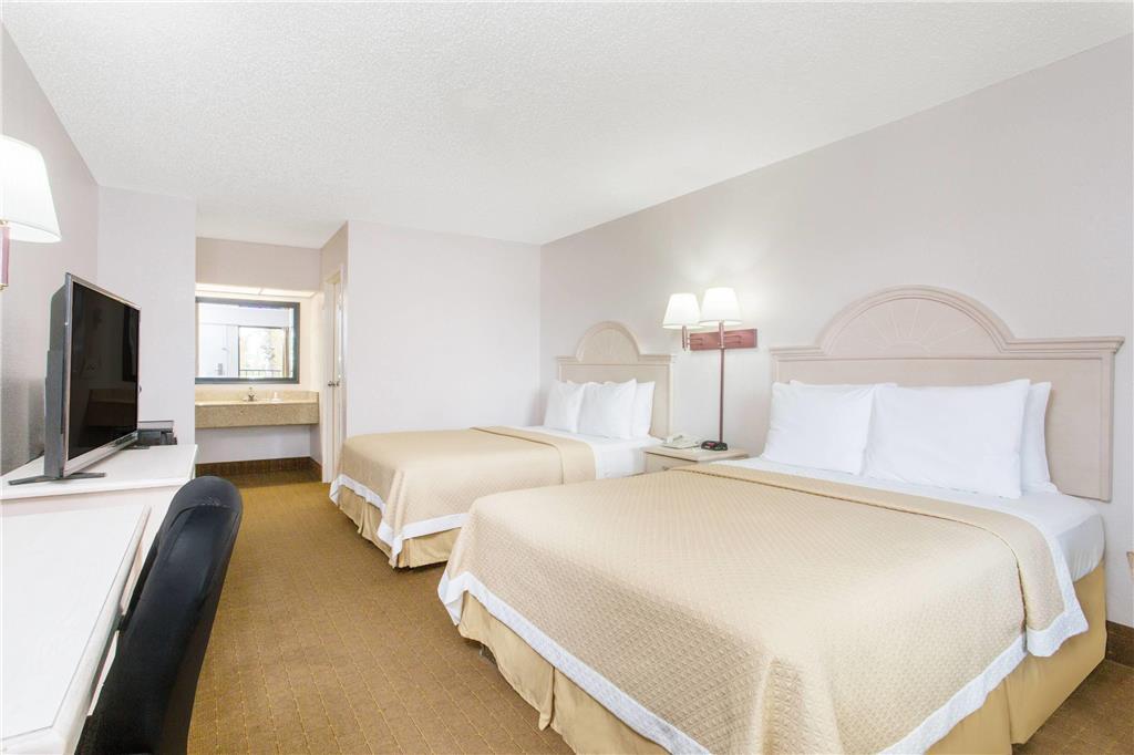 Days Inn & Suites By Wyndham Navarre - Near Beaches Hurlburt Bilik gambar