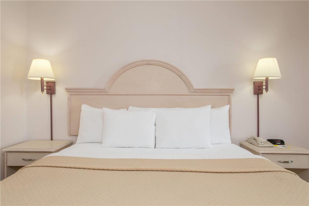 Days Inn & Suites By Wyndham Navarre - Near Beaches Hurlburt Bilik gambar
