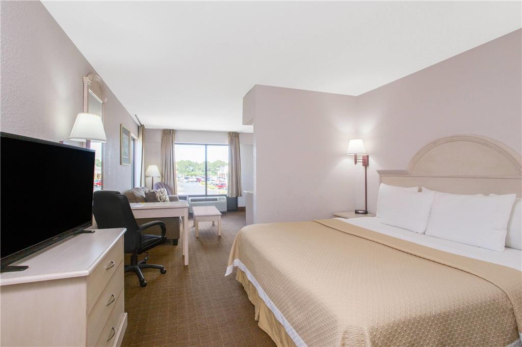 Days Inn & Suites By Wyndham Navarre - Near Beaches Hurlburt Bilik gambar